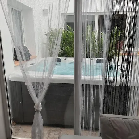 2 Chez L'habitant Homestay *